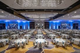 Elegant event space with round tables set for a wedding expo, featuring modern decor and ambient lighting, suitable for upcoming events like the New Jersey Wedding Expo and Wind Creek Bridal Show.