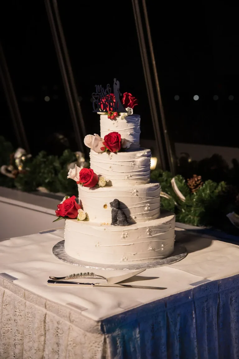 The wedding cake with red flowers