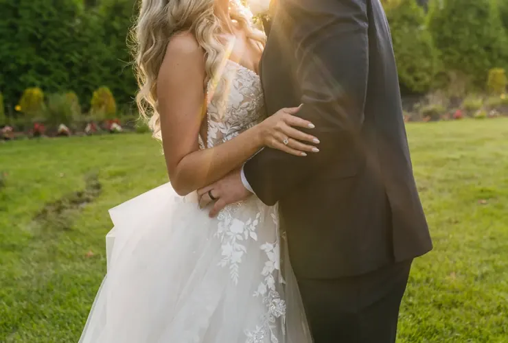Shannon and Steve embracing on the lawn at the Sheraton Eatontown
